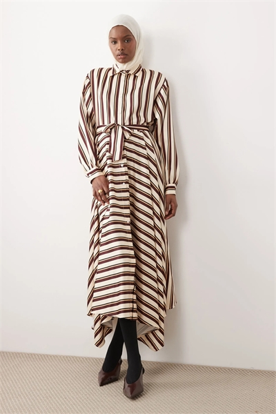 Платье-рубашка макси с атласными полосками артикул 155319257