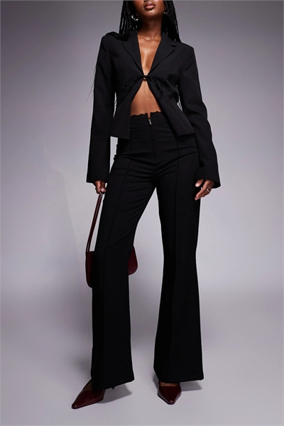 Брюки зауженного кроя с расклешенными штанинами, украшенные кружевной вставкой на талии и застежкой-молнией артикул 148071662