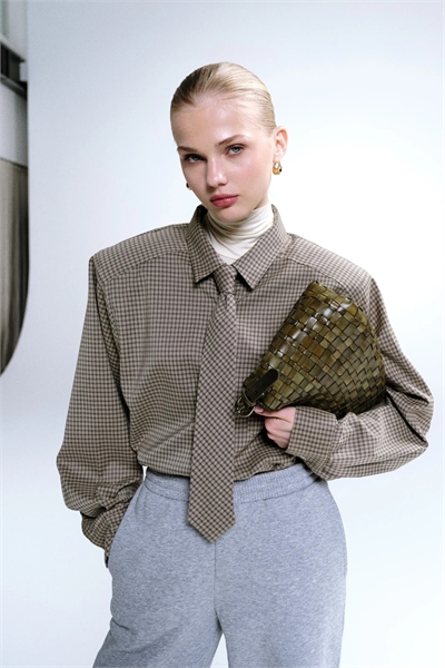 Хлопковая рубашка в стиле «Ноттинг-Хилл» свободного кроя с объемными плечевыми вставками, многофункциональной застежкой на пуговицах спереди и галстуком артикул 153890173