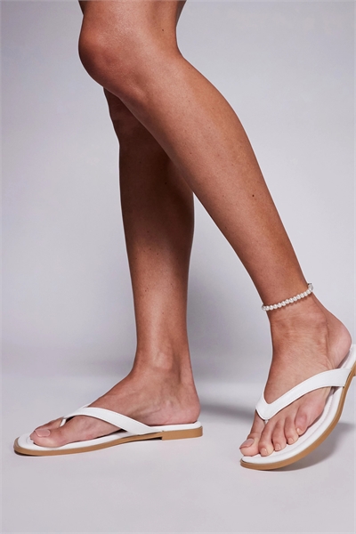 Сандалии на плоской подошве с ремешком артикул 140290905