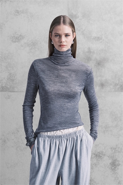 Свитерок с высоким воротником из мериносовой шерсти, связанный из полупрозрачной ткани артикул 151304591