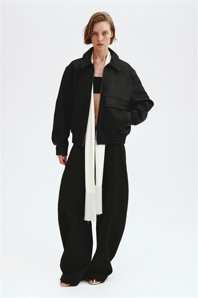 Кожаная куртка артикул 1323366001