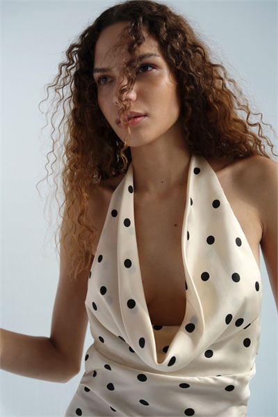 Платье из атласа с завязками на шее артикул 1323758001