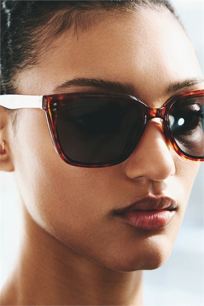 Солнцезащитные очки квадратной формы артикул 1332566001