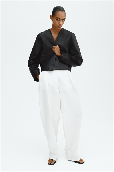 Короткая кожаная куртка артикул 1334192001