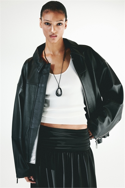 Кожаная куртка артикул 1334425001