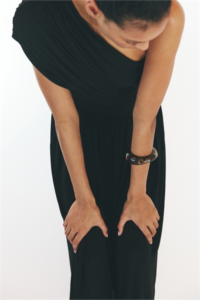 Платье с драпировкой и одним плечом артикул 1347972001