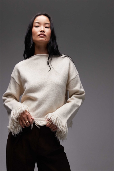 Свитер оверсайз с кисточками из трикотажа артикул 151526910