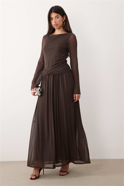 Макси-платье из сетки с заниженной талией и закрученным элементом артикул 153577480