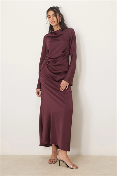 Макси-платье из атласа с длинными рукавами и рюшами на манжетах артикул 140655725