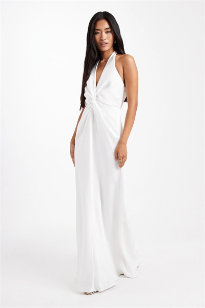 Свадебное макси-платье из атласа с шарфом на шее, завязками на шее и закрученным передом артикул 151898566