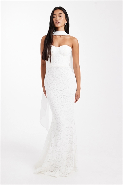 Свадебное макси-платье с бандо из кружева и шарфом на шее артикул 151898562