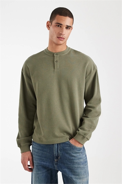 Прямая футболка свободного кроя с длинными рукавами и воротником-хенли артикул 155473214