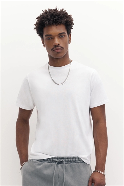 Простая хлопковая футболка с короткими рукавами артикул 154697147