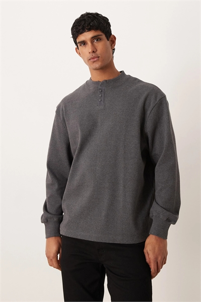 Свитшот свободного кроя с ребристой фактурой и воротником-стойкой артикул 149724631