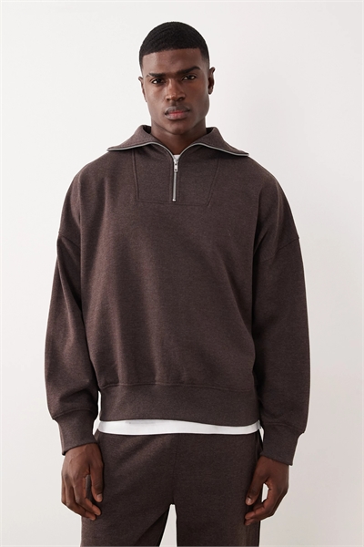 Свитшот свободного кроя с заниженными плечами, четвертью молнии и воротником артикул 149108716