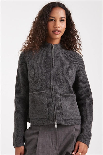 Вязаная куртка-бомбер с узором «рыбацкая ребринка» и карманами артикул 142295969