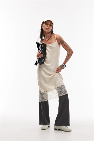 Платье-комбинация на бретелях с кружевной отделкой артикул 152313483