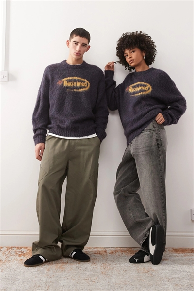 Универсальный свитер прямого кроя с круглым вырезом из ворсованного трикотажа с логотипом артикул 144016568