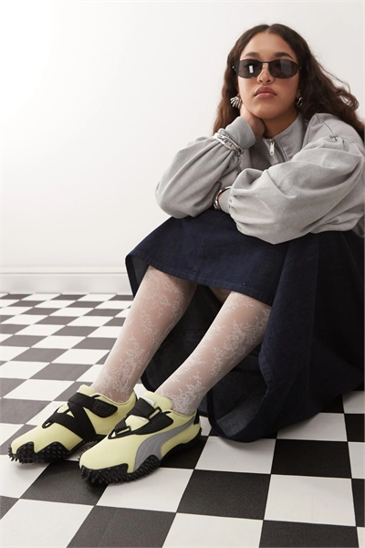 Показать кроссовки артикул 140113937