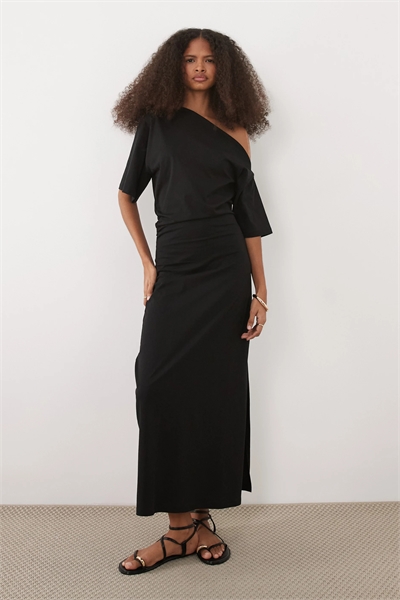 Платье средней длины с заниженной линией плеч, короткими рукавами и рюшами артикул 156379021