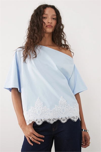 Топ с заниженной линией плеч и кружевной отделкой артикул 156284611
