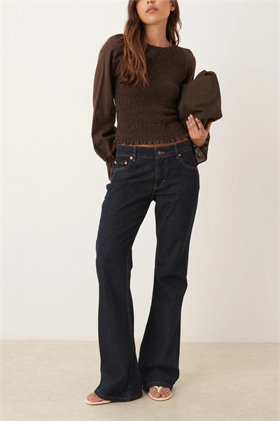 Жесткие джинсы с заниженной посадкой и расклешенными брючинами артикул 148291099