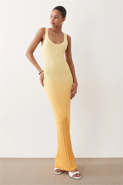 Макси-платье облегающего кроя из ребристого трикотажа с круглым вырезом и открытыми плечами артикул 152230712