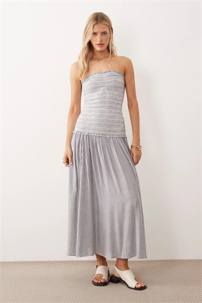 Пляжное платье-бандо с драпировкой и заниженной талией артикул 153889581