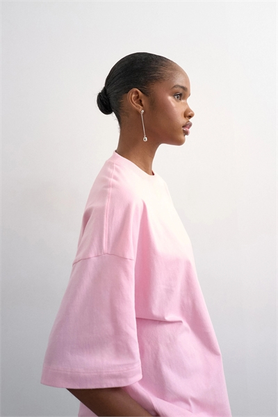 Футболка с заниженными плечами свободного кроя артикул 151860913