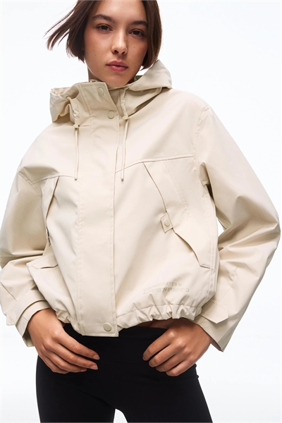 Техническая куртка с водоотталкивающим и зимним капюшоном артикул 156398118