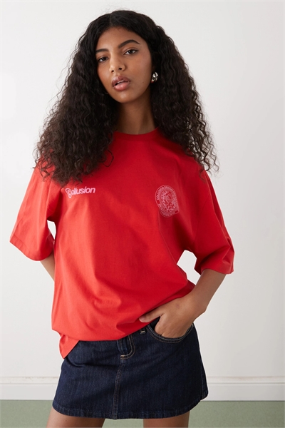 Футболка с крупным красным логотипом артикул 153881910