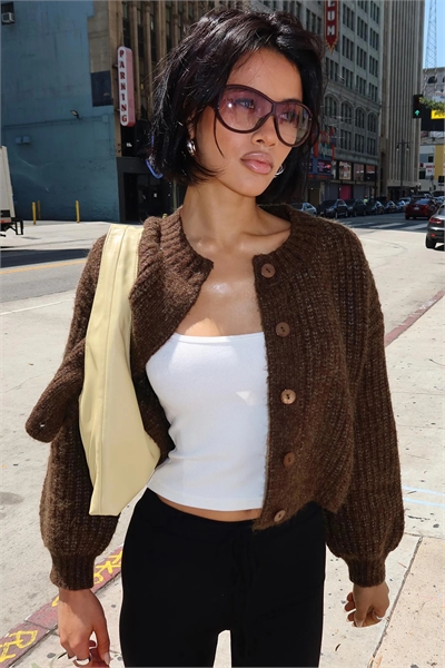 Короткий кардиган с рукавами-балонами и застежкой на пуговицы артикул 153364448