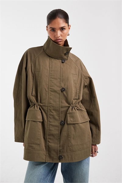 Парка свободного кроя с затянутой талией артикул 153248477