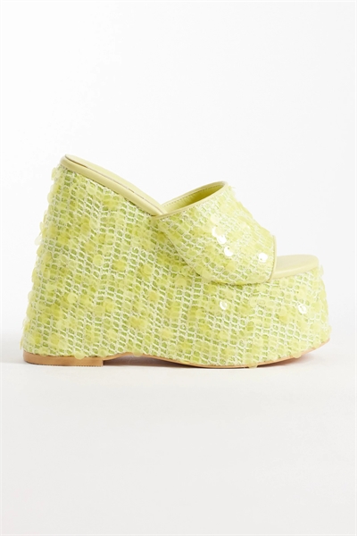 Сандалии Бетси на танкетке с желтыми пайетками артикул 151637292