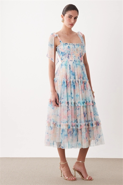 Платье средней длины с завязками на плечах и сборками артикул 155813600