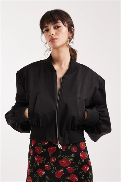 Короткая куртка-бомбер с накладными плечевыми вставками артикул 155765131