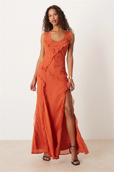 Макси-платье с необработанным краем, лодочным вырезом, оборками и открытой спиной артикул 140046270