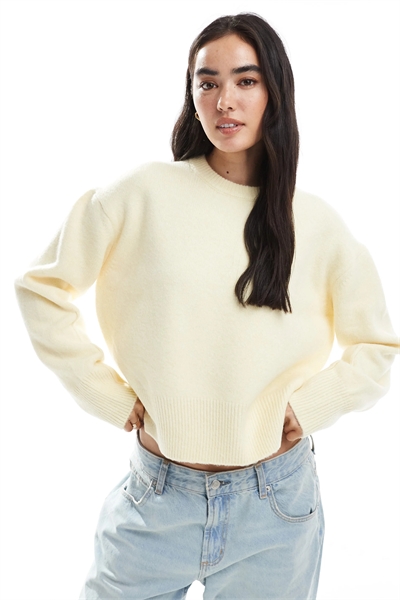 Свободный свитер с круглым вырезом и боковыми разрезами артикул 142116028