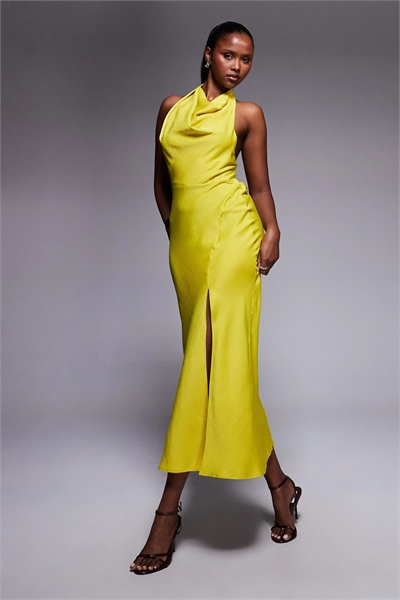 Атласное платье средней длины с высоким воротником и перекрещивающимися бретелями артикул 148522703