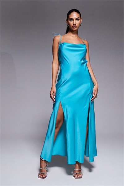 Макси-платье с атласным ремешком на талии и разрезом артикул 147826454