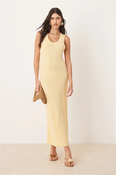 Трикотажное платье средней длины с текстурной отделкой и круглым вырезом артикул 142999049