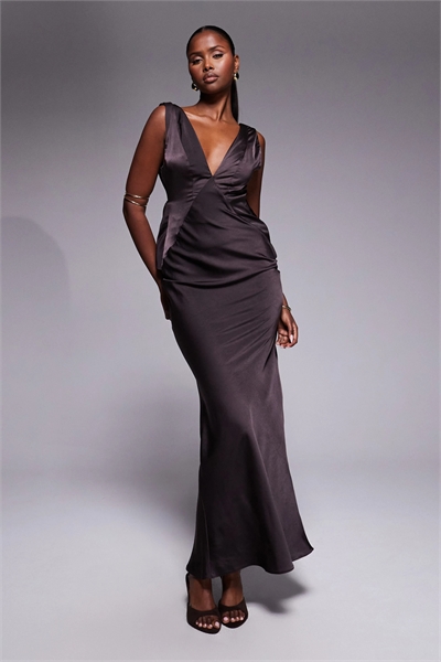 Атласное макси-платье с глубоким вырезом, завязками на плечах и глубоким вырезом на спине артикул 150937898