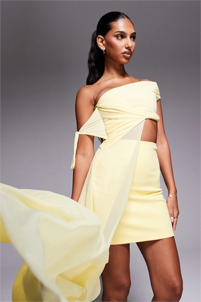 Мини-платье с открытыми плечами и вырезами, украшенное драпировкой из сетки артикул 148482997