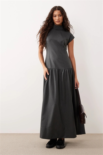 Макси-платье с высоким воротником и заниженной талией артикул 150743897