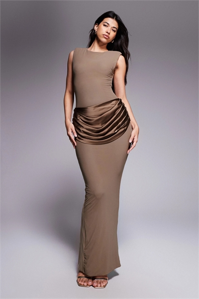 Макси-платье облегающего кроя из атласа с открытыми плечами, декором в виде накладок, без рукавов, с V-образным вырезом и драпировкой на талии артикул 149852509