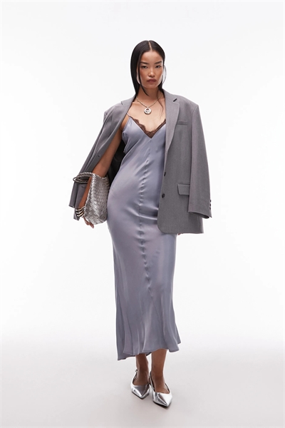 Макси-платье-комбинация из атласа с V-образным вырезом и кружевной отделкой артикул 150148523