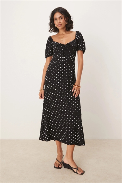 Платье средней длины с воланами на воротнике, рукавами-буфетками и декоративными швами артикул 144017190