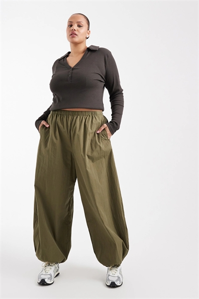 ASOS DESIGN — широкие брюки-балоны из смеси хлопка и нейлона, без застежки артикул 153052595