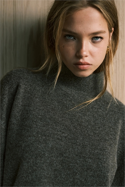 Свитер с длинным рукавом и воротником-воронкой артикул 142091012